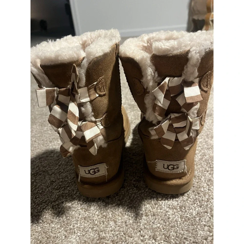 UGG Kid Classic  SHORT BAILEY‎ BOW STRIPE CHESTNUT BOOT US 3
